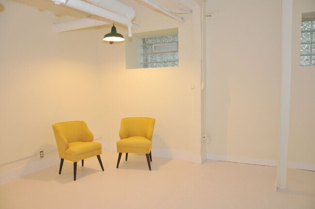 Building Photo - 2550 Pillsbury Ave