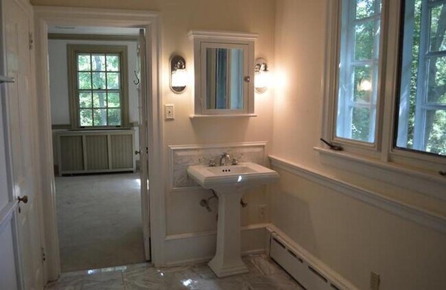 Building Photo - Large Updated 5 Bed / 3.5 Bath Home - Large Lot, Set Back from Street - Upper Dublin Twp