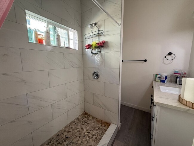 Building Photo - 4 Bed/2 Bath on Mary Lane! (Lease out, pen...