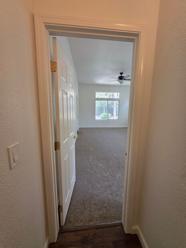 Building Photo - 3 bedroom 2 bathroom in a desirable SE Vis...
