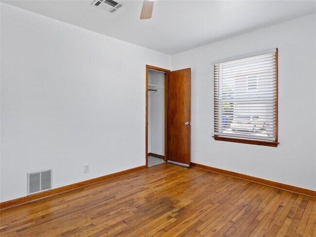 Building Photo - 426 S Ponca Ave
