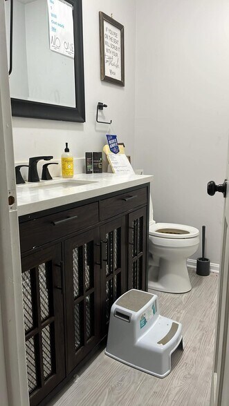 1st floor bathroom - 10653 Mogadore Ave NW