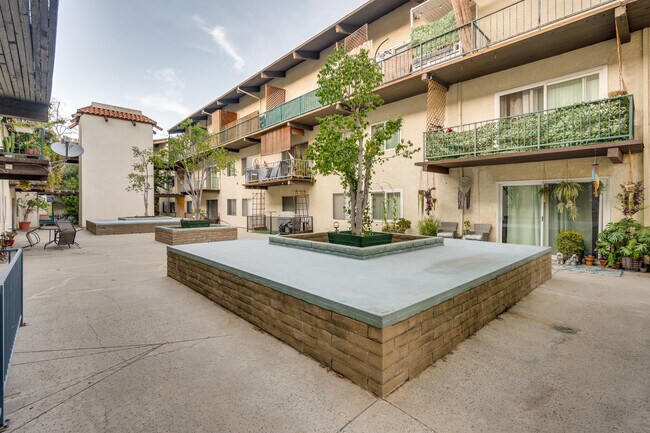 Building Photo - 5460 White Oak Ave