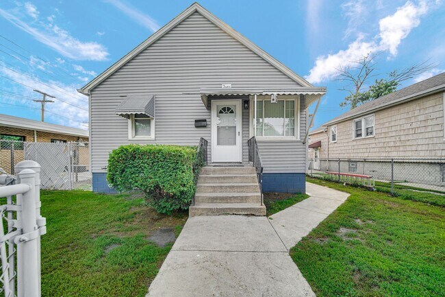 Building Photo - 2 Bedroom 1 Bathroom House for Rent!