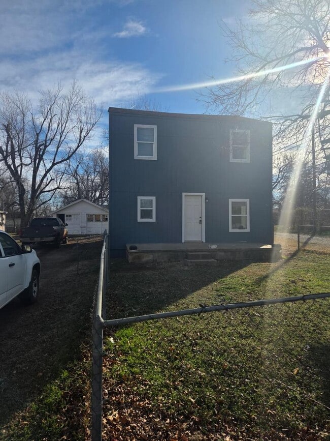 Building Photo - 616 10th St