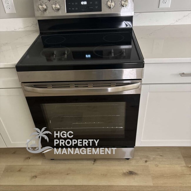 Building Photo - 827 Moore St