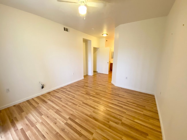 Building Photo - 3400 Cabana Dr