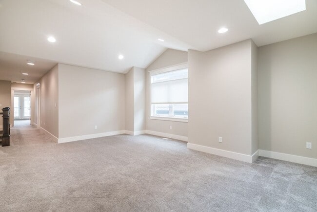 Building Photo - Luxury Townhome in the Heart of Lake Osweg...