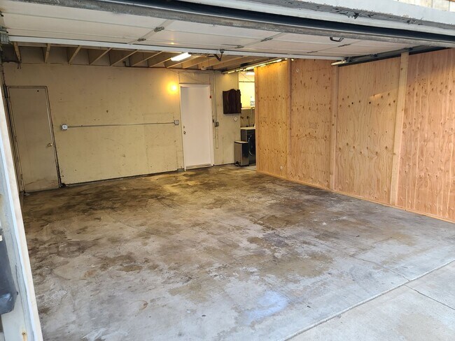 Building Photo - 210 Lugonia St