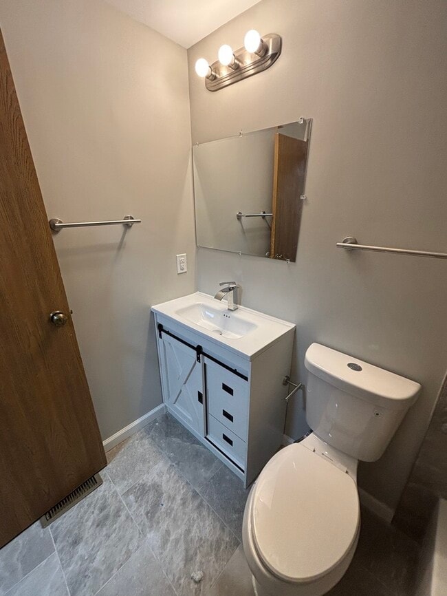 Building Photo - 3 bedrooms 3 bathrooms