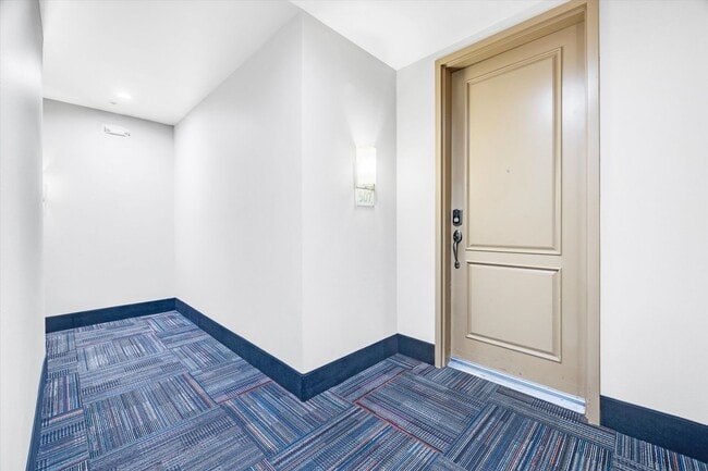 Building Photo - Sought after Park Avenue Condominiums/Top Floor Three Bedroom