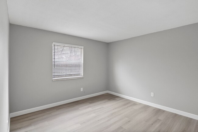 Building Photo - Kenwood: New Renovation! Spacious 2 Bedroo...