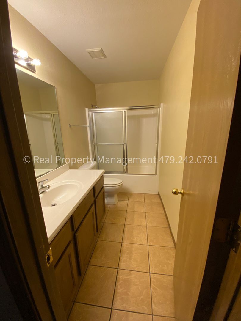 Building Photo - 1001 Trenton Dr