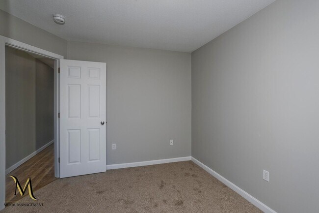 Building Photo - Newly Renovated Duplex Style Units | All New Appliances + Off Street Parking * 2 UNITS AVAILABLE *