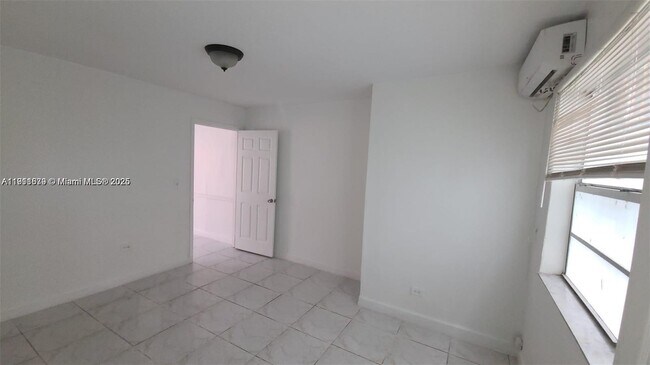 Building Photo - 2015 NW 6th Pl