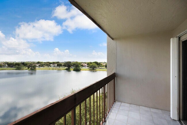 Building Photo - 10290 NW 9th St Cir