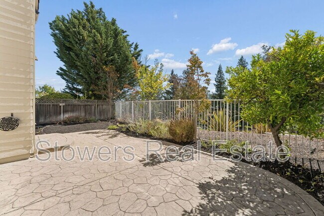 Building Photo - 137 Woodcrest Dr