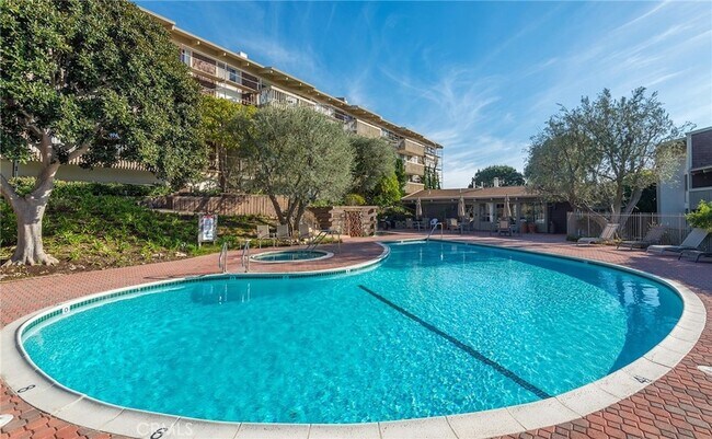 Building Photo - 6542 Ocean Crest Dr