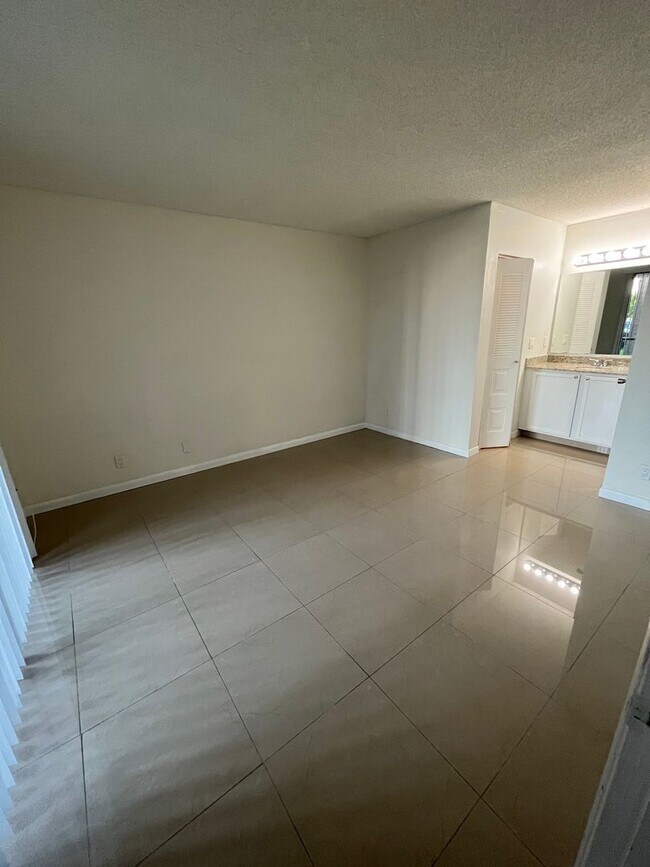Building Photo - ONE BEDROOM ONE BATHROOM !! WATERFRONT COM...