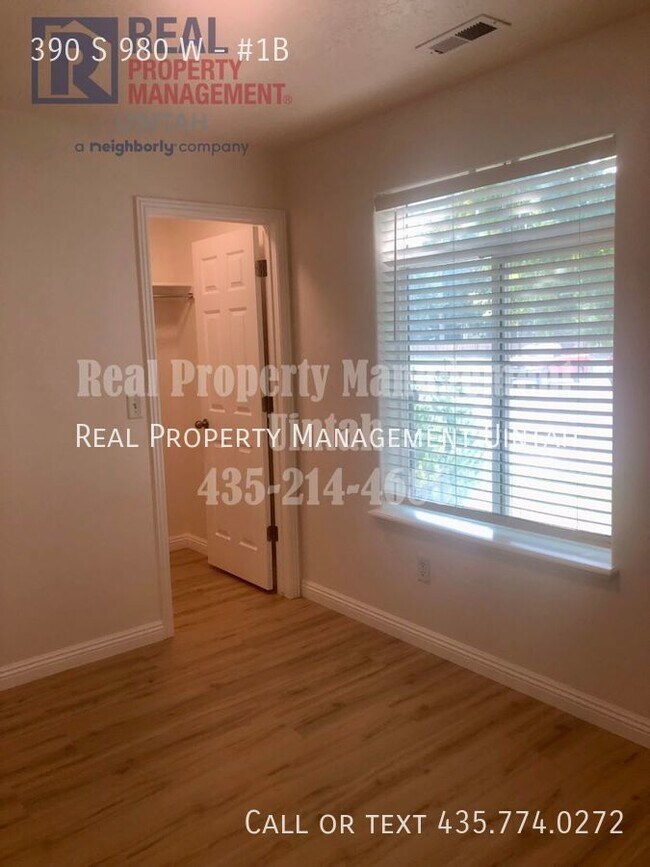 Building Photo - 390 980