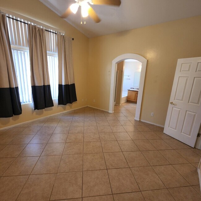 Building Photo - 1382 W Via Rio Blanco