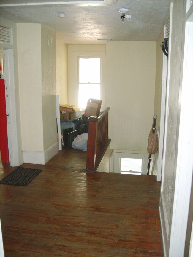 Building Photo - Huge 3 Bedroom, 1 Bathroom Apartment Steps From UF in Fifth Avenue