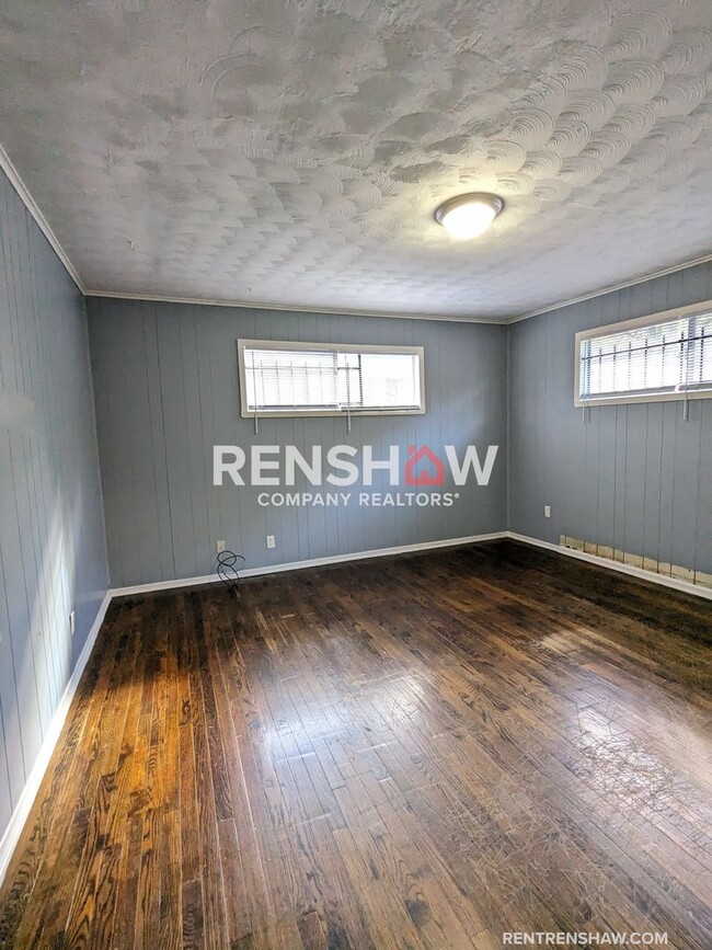 Building Photo - Accepting Section 8 Vouchers - 1891 Clover...