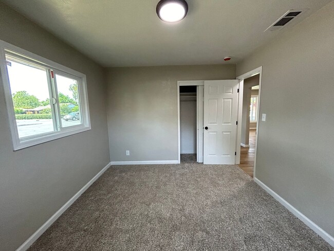 Building Photo - 1404 Grape Ave