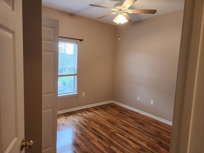 Building Photo - 8218 Green Parrot Rd