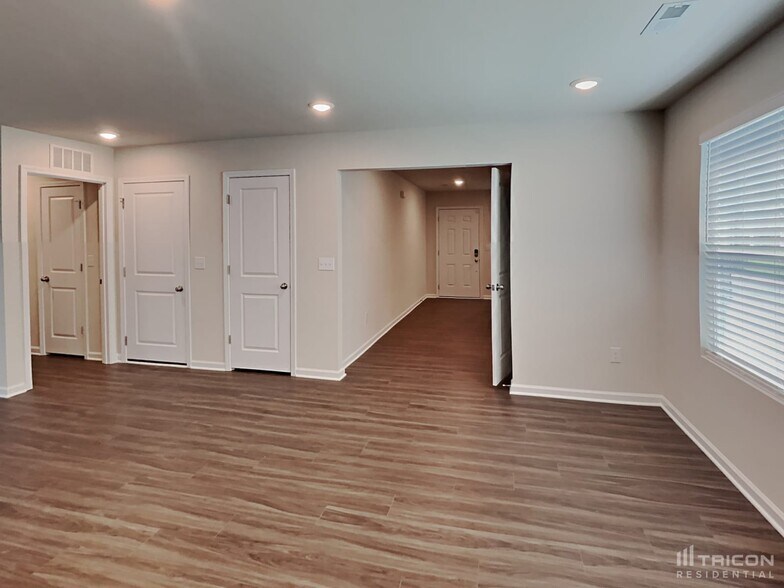Building Photo - 1361 Woodhouse Dr