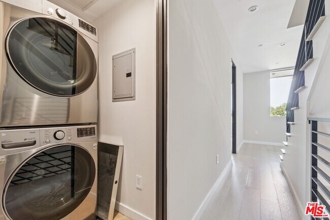 Building Photo - 4429 Tujunga Ave