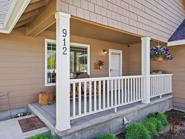 Building Photo - Spacious Prineville Home with Large Backyard!