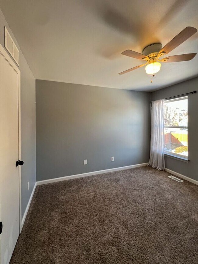 Building Photo - Cozy 3-Bedroom, 4-Bathroom Home in Saint L...