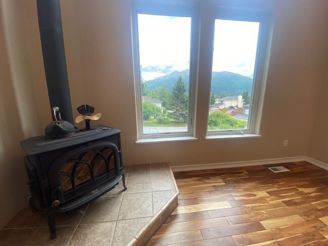 Building Photo - A gorgeous Eagle River home with views for...