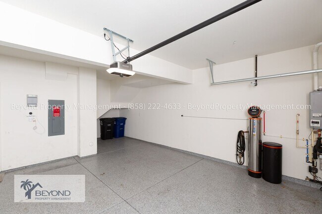 Building Photo - OTAY MESA !!!TRI LEVEL PERFECTION 2 BED/2....