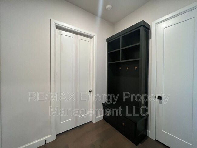 Building Photo - 440 St Claire Dr