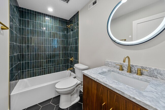 Building Photo - Garden unit: Renovated 3 bed in Logan Square - Now Leasing!
