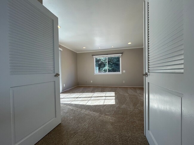 Building Photo - Spacious Single-Story 4BR Home with Bonus ...