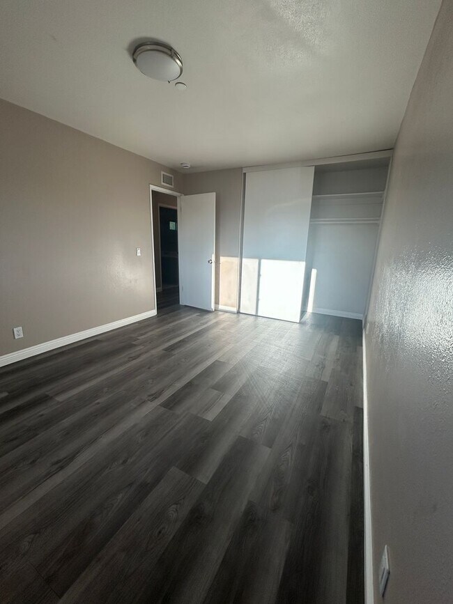 Building Photo - Spacious 4bed/3bath House for rent