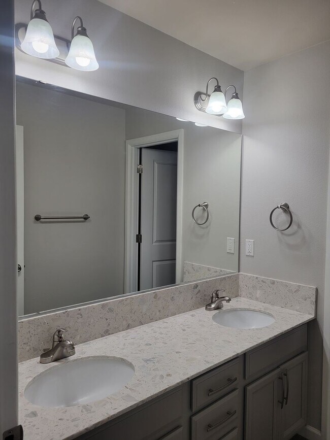 Building Photo - Great 3 bedr. with large loft in perfect l...