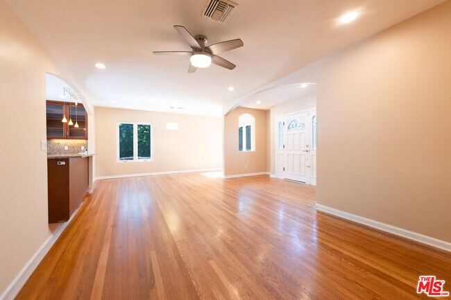 Building Photo - 4948 Petit Ave