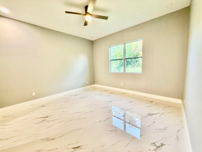 Building Photo - 660 NE Moss Rose Pl