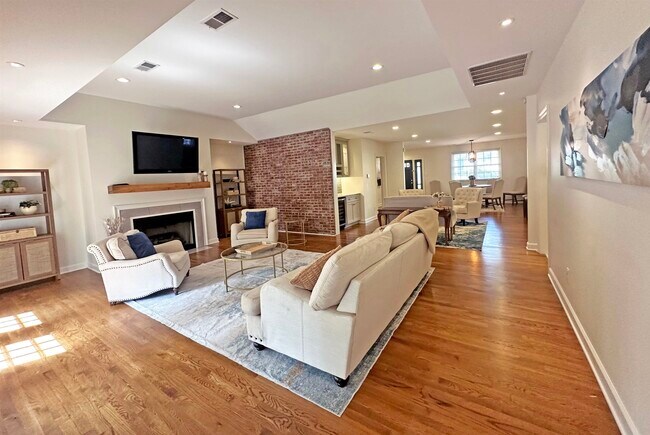 Building Photo - 3815 Montclair Dr