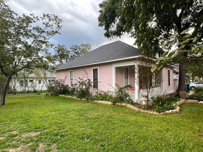 West Side Yard - 1013 W 6th St