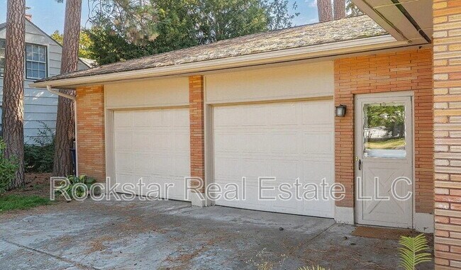 Building Photo - 1110 E 28th Ave