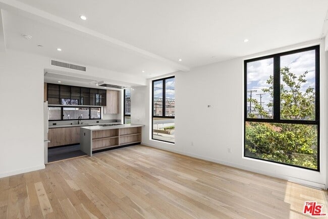 Building Photo - 1413 S Doheny Dr