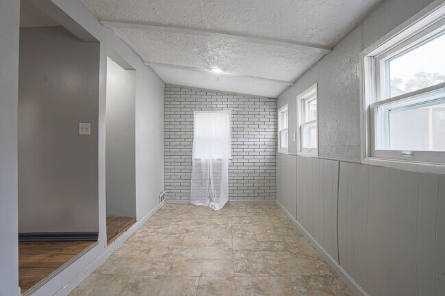 Building Photo - 3340 Forest Lawn Ave