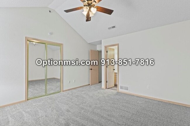 Building Photo - Beautifully updated