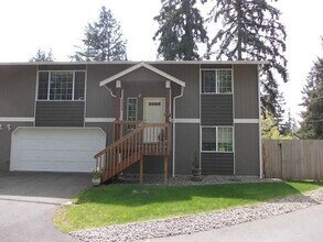 Building Photo - Spacious 3 Bedroom 2 Bathroom Duplex in Beautiful Bonney Lake!