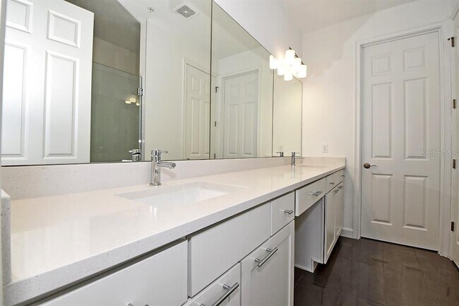 Building Photo - 1520 Lake George Dr